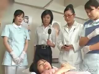 Asiatique brunette jeune femelle coups poilu manhood à la hôpital