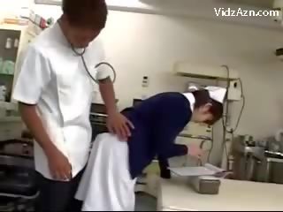 Sjuksköterska få henne fittor gnuggade av medicin person och 2 sjuksköterskor vid den surgery