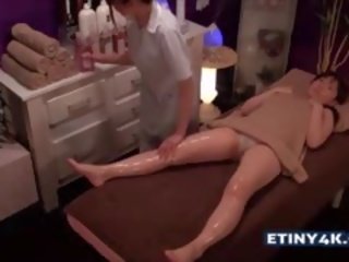 Två elit asiatiskapojke flickor vid massagen studio