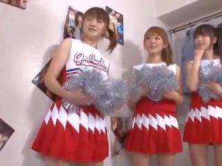 Kolme iso tiainen japanilainen cheerleaderit jakaminen peniksen