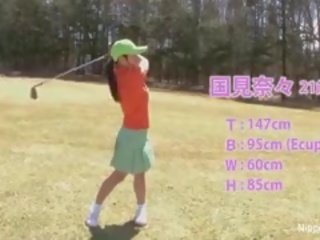 Sjarmerende asiatisk tenåring jenter spille en spill av stripping golf