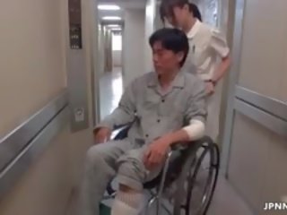 Enchanting asiatisk sykepleier går gal