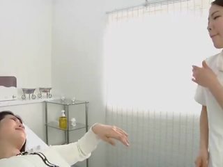 Japonesa lesbianas desirable spitting masaje clínica subtitulado
