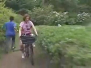 ญี่ปุ่น ผู้หญิงสวย masturbated ในขณะที่ ขึ้นขี่ a specially modified เพศ bike!